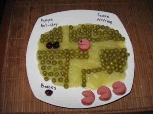 Funny-food-art-Pac-Man-peas-and-hot-dog