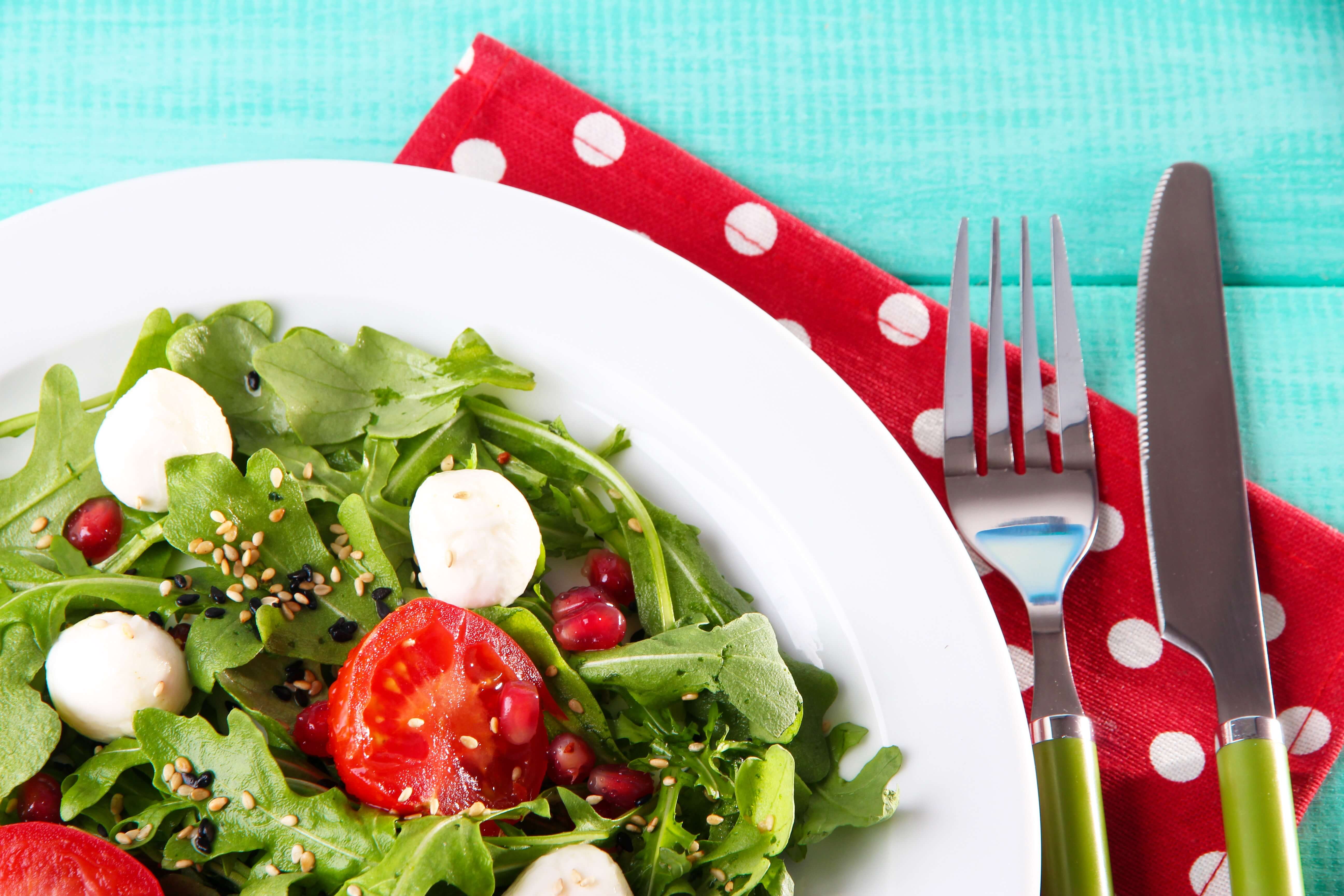 Green salad made with arugula, tomatoes, cheese mozzarella