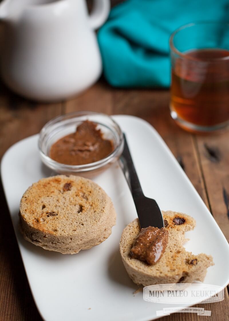 snelle-paleo-kaneel-rozijn-ontbijtbroodjes-3854-2