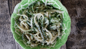 komkommer spaghetti met edelgist