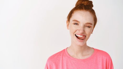 Wittere tanden en een verzorgd gebit met tandpasta tabletten in plaats van tandpasta