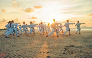 Tai Chi combineert sierlijke bewegingen met taoïstische ademhalingstechnieken.