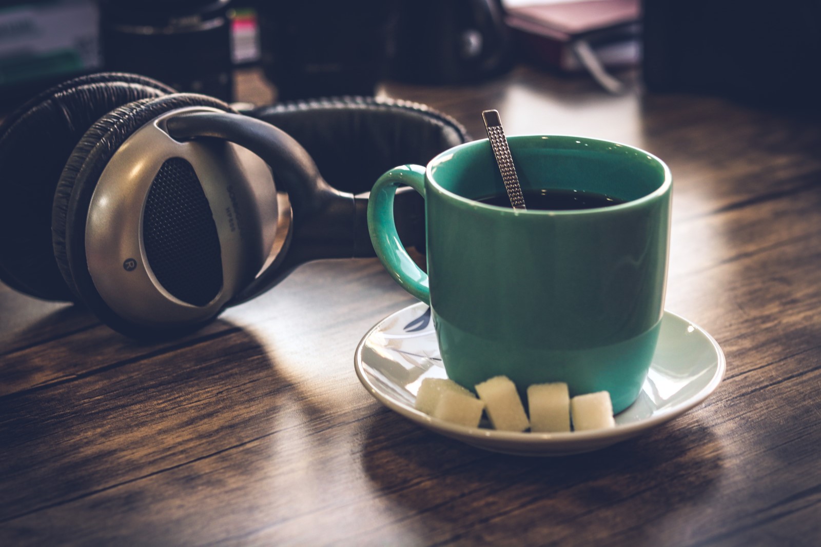 het drinken van veel cafeine kan hartkloppingen veroorzaken